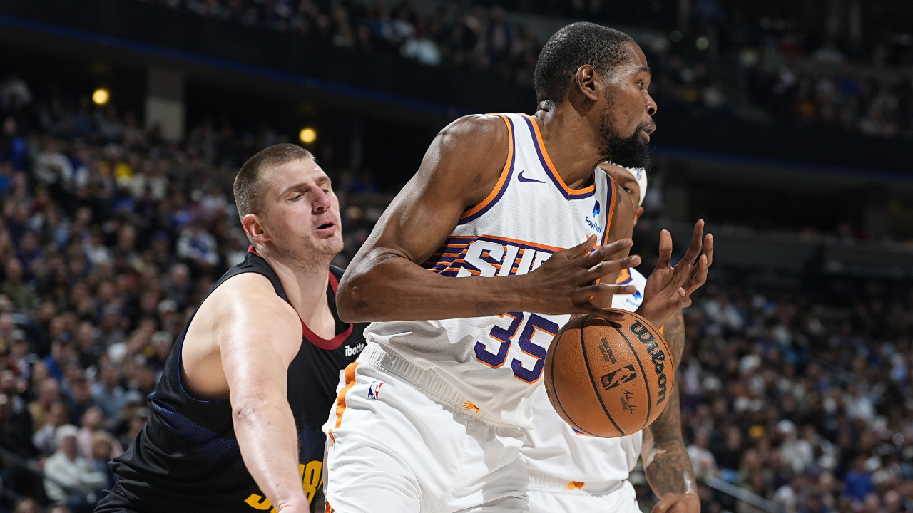 特朗普为切尔西颁奖硬站c位球员愣住